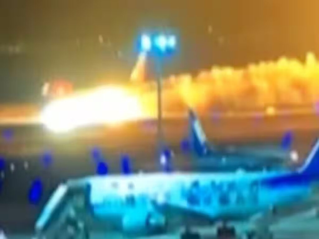 Massive fire broke out in the plane during landing in Japan, 379 passengers were on board